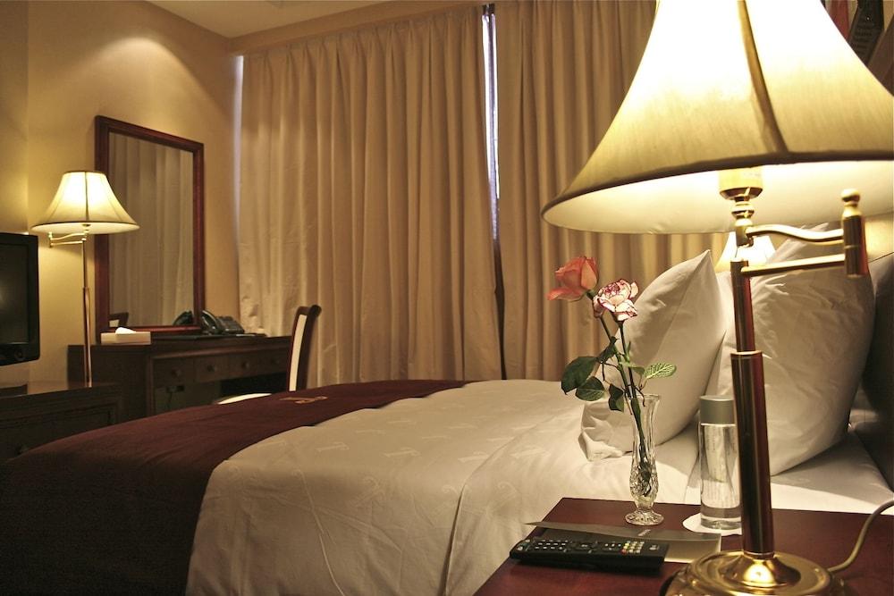Trianon Royal Hotel Abu Dhabi Exterior photo