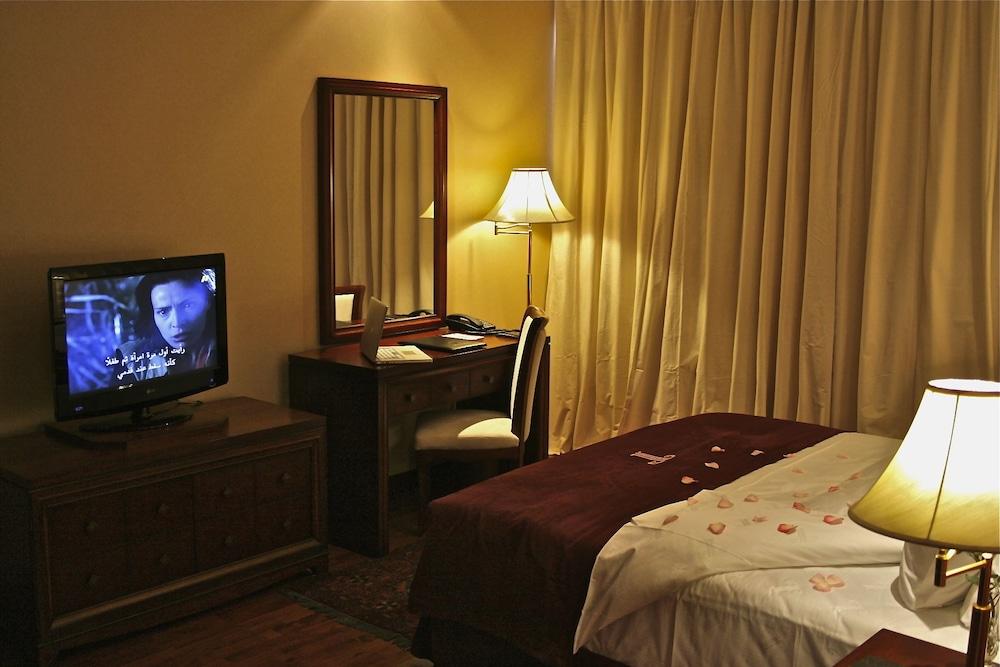Trianon Royal Hotel Abu Dhabi Exterior photo
